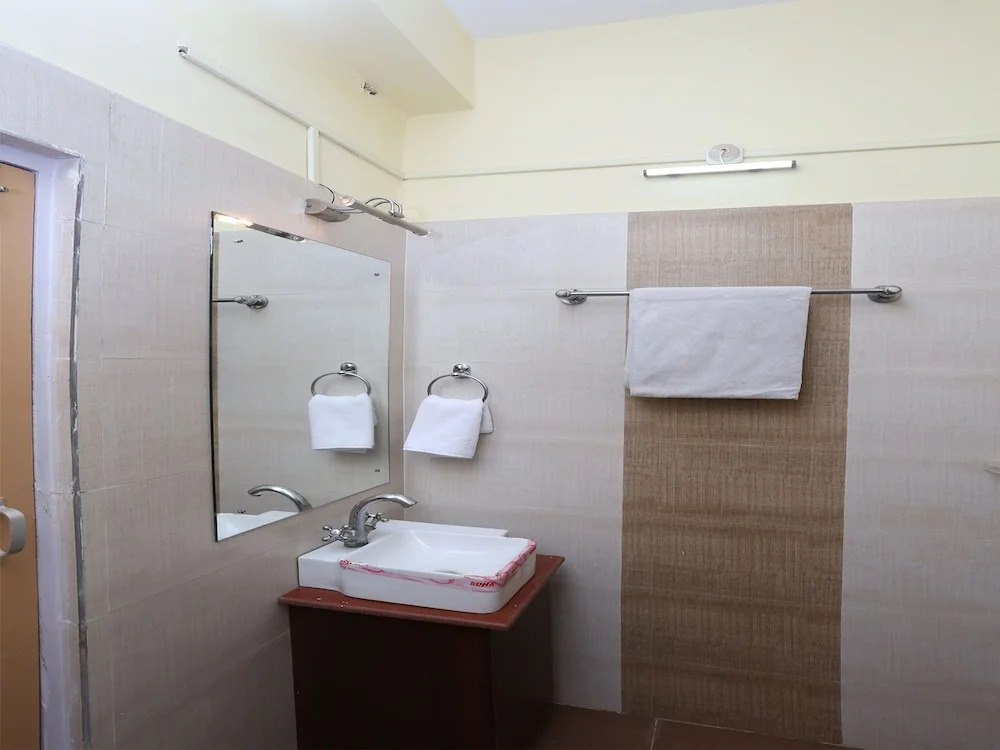 OYO 11696 Holiday Inn Guest House