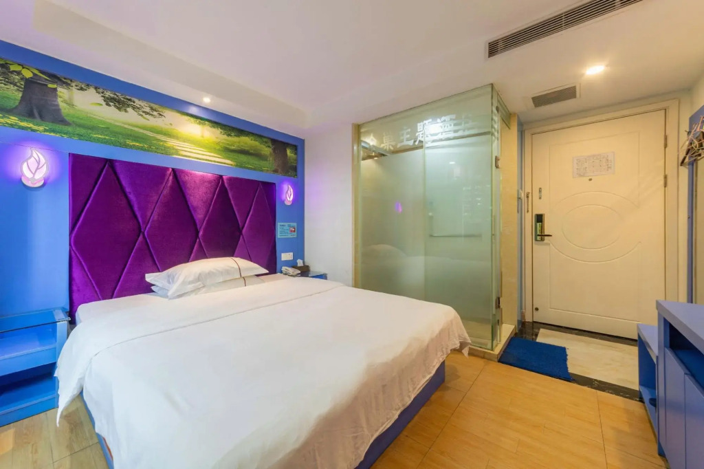 Zhongchao Theme Hotel (Shenzhen Luohu Wenjin Subway Station)
