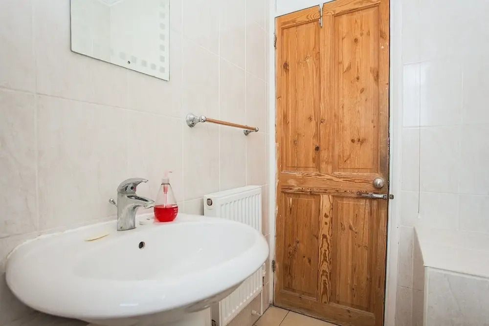 Bright 2 Bedroom Property With Balcony