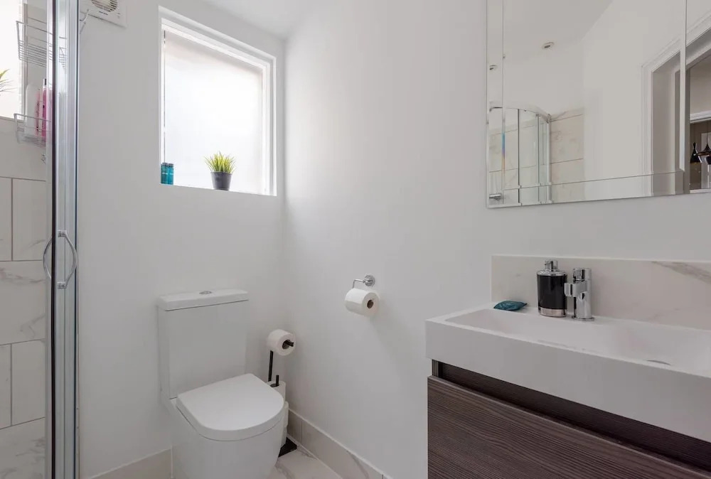 Beautifully Modern 2 Bedroom Flat For 4 Guests