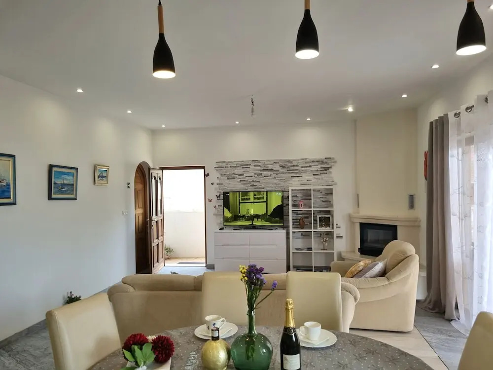 Large 120 m2 apt With Patio,1 min Walk From Beach