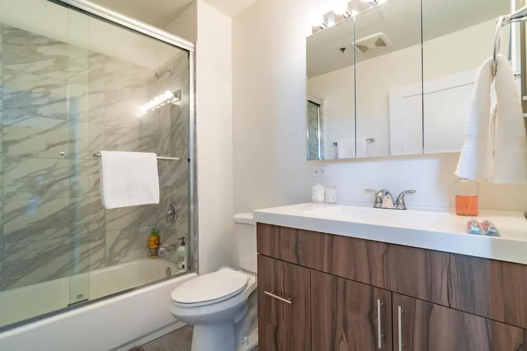 McCormick Place 3br-2ba luxury Family Heaven with optional parking for 6 guests