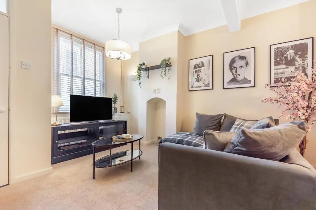 Chester City Centre Cottage, Sleeps 6 with FREE Parking
