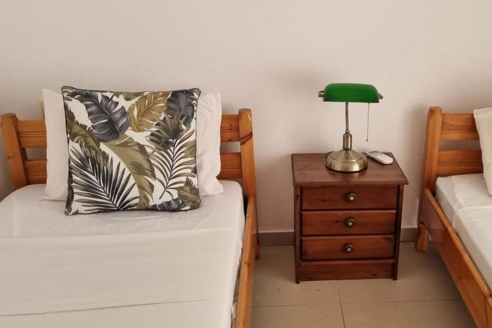 Plaka-sleeps4-parking-pool-hottub-seaviews