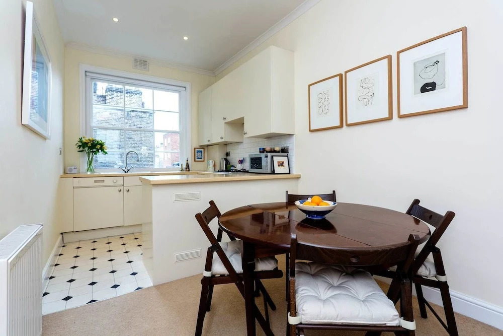 Cosy Sussex Street