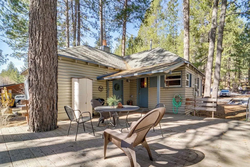 Great for Families! Woodsy Truckee Haven w/ Deck