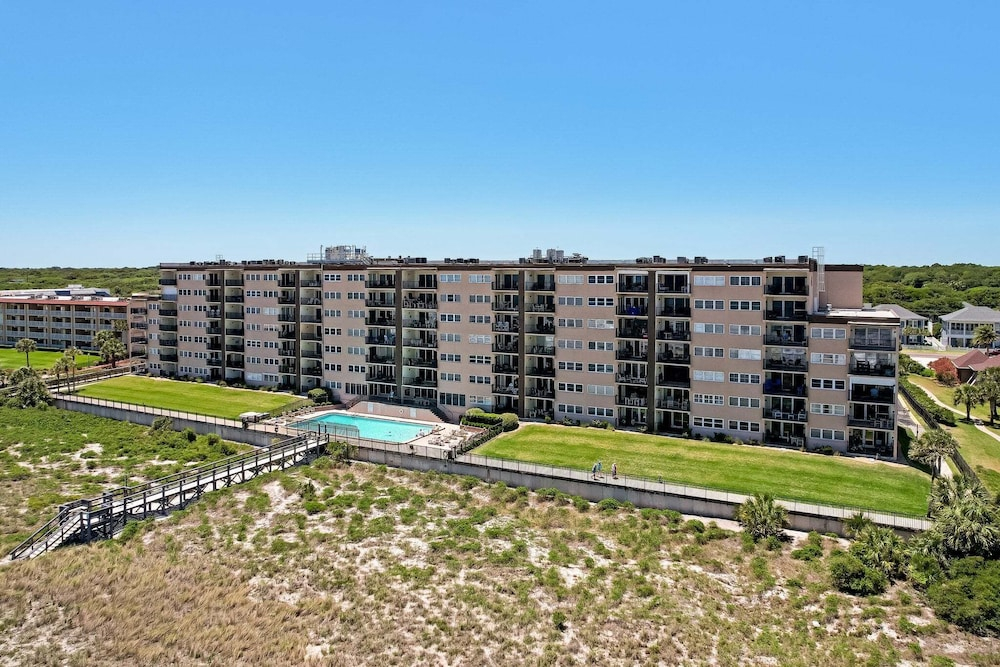 5th Floor 3 Bed 2 Bath Oceanfront Condo Sleeps 6, Renovated Oceanfront Balcony & Pool