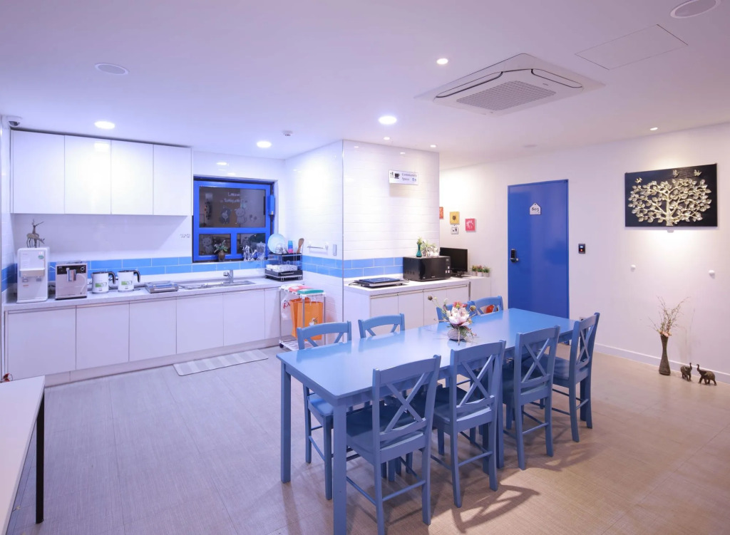 Road Myeongdong Guesthouse