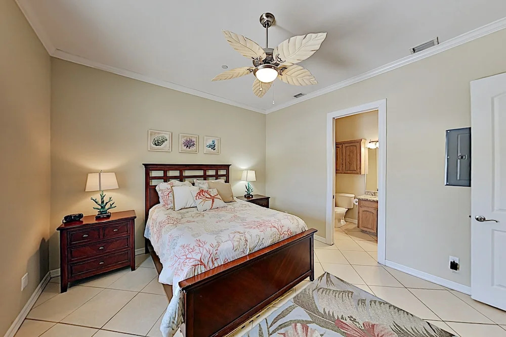 Bright Beach W/ Pool - Steps To The Sand! 2 Bedroom Condo
