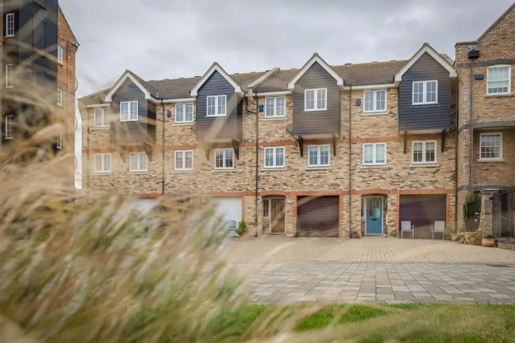 Silver Strand - modern 3-bed with water views & 3 bathrooms!