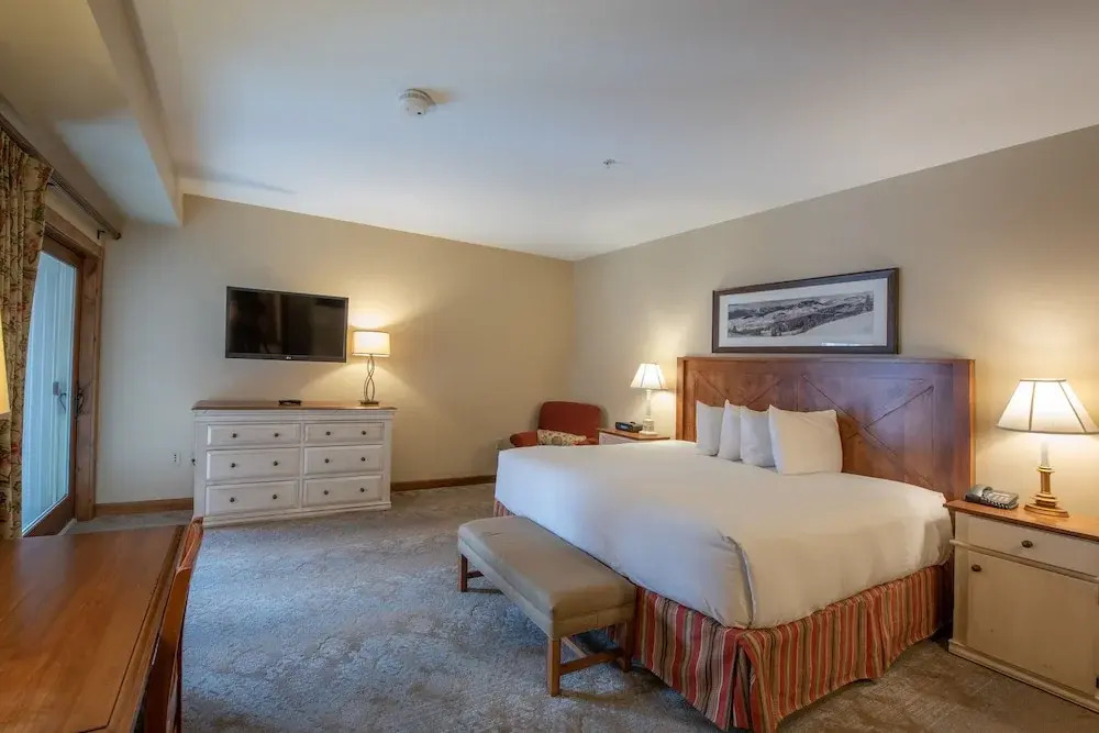 Top Floor 2 Bedroom Condo in Mountaineer Square