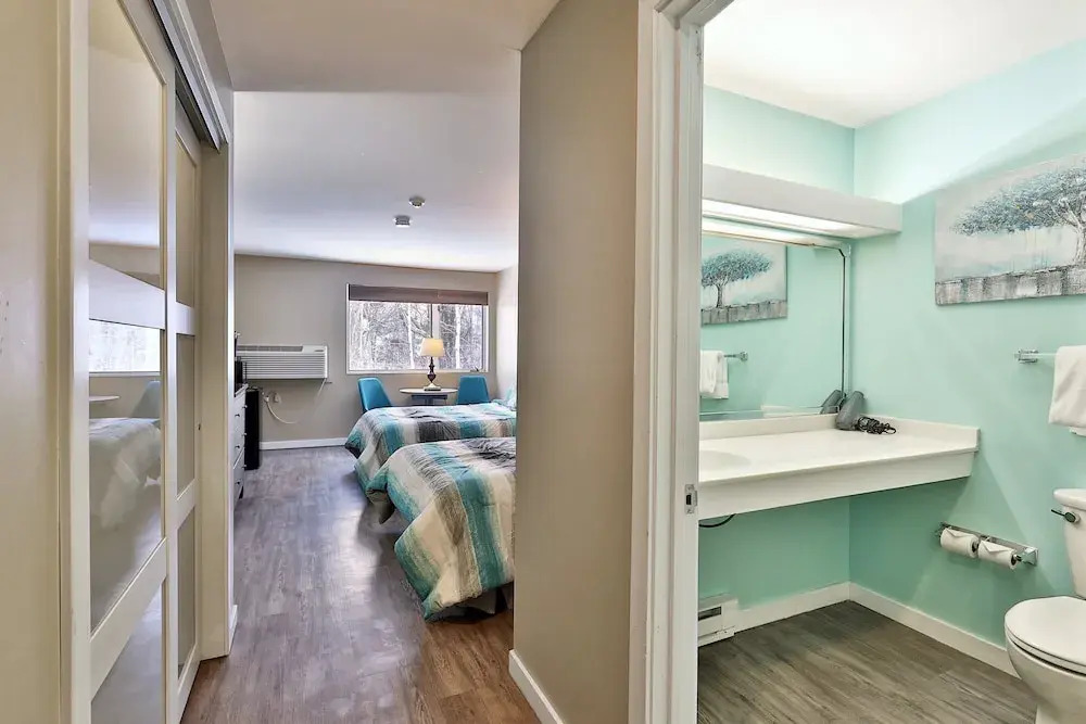 Your Perfect Getaway Renovated and Beautifully Decorated Hotel Room Studio