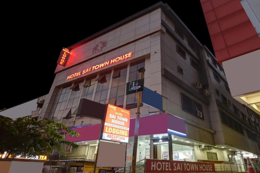 Collection O 70105 Hotel Sai Town House