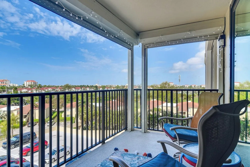 2 Mi to Beach! Bay-view Snowbird Haven in St Pete