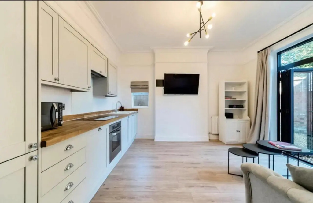 Entire Luxury apartment, 10mins from Cotswolds, Child friendly, Great Location & plenty of free parking nearby