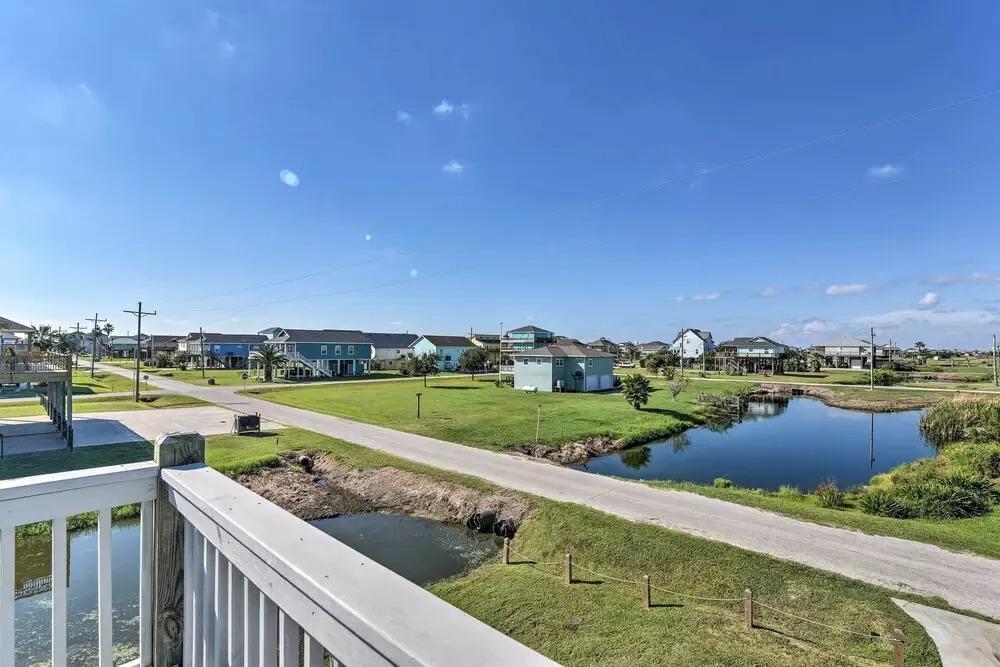Walk to Shore: Crystal Beach Home w/ Deck + Grill!