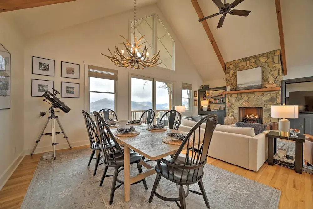 Sapphire Retreat w/ Views, Fire Pit, & Lake Access