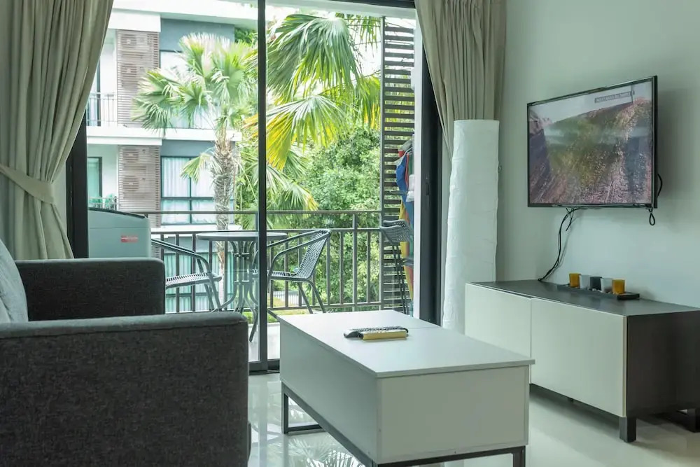 100mBeachfront gym Swimming Pools c100