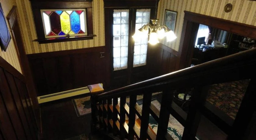 Colonial Charm Inn