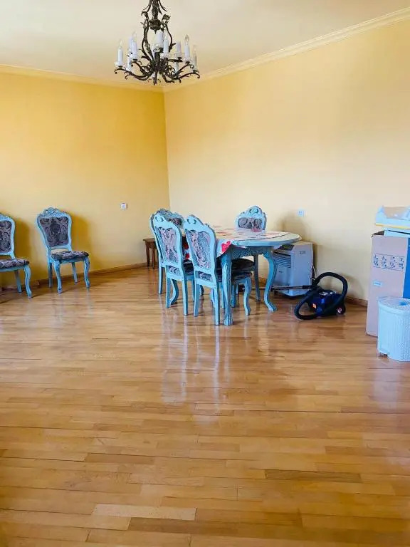 Dvuhurovnevaja 6 komnatnaja kvartira rjadom s morem
