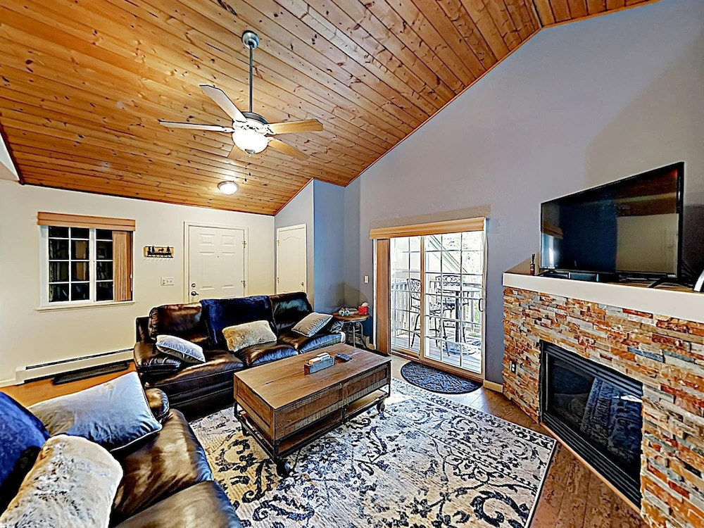 Walton Creek - Hot Tub, Near Slopes & Shuttle 2 Bedroom Condo