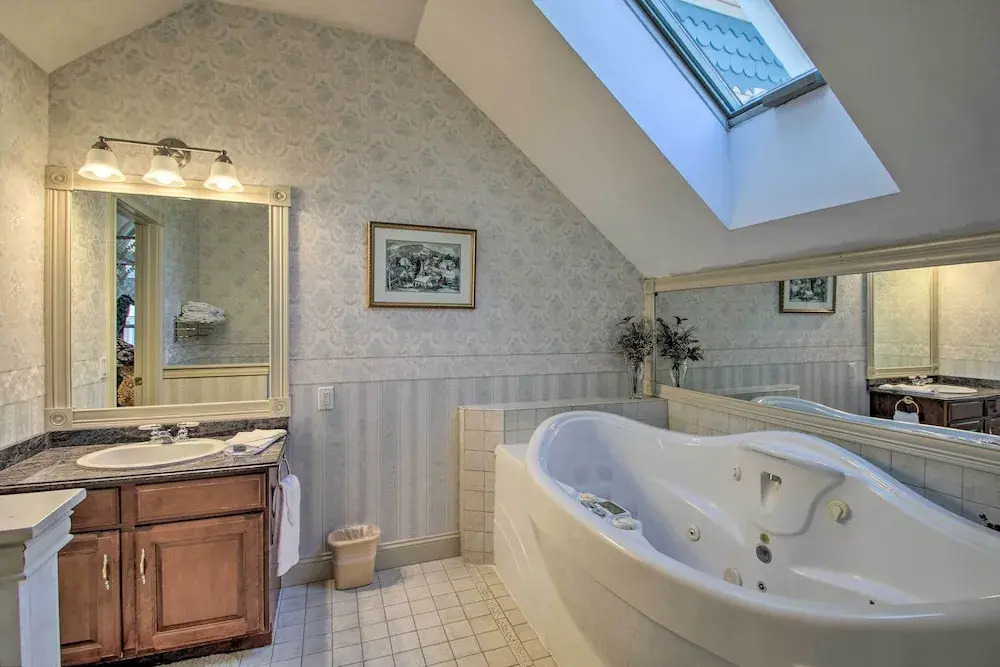 Nestlenook Victorian Condo ~6 Mi to Attitash!