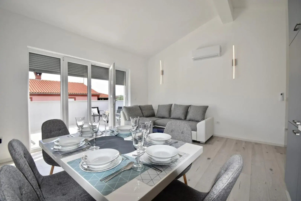 Bright and spacious apartment with grill ***