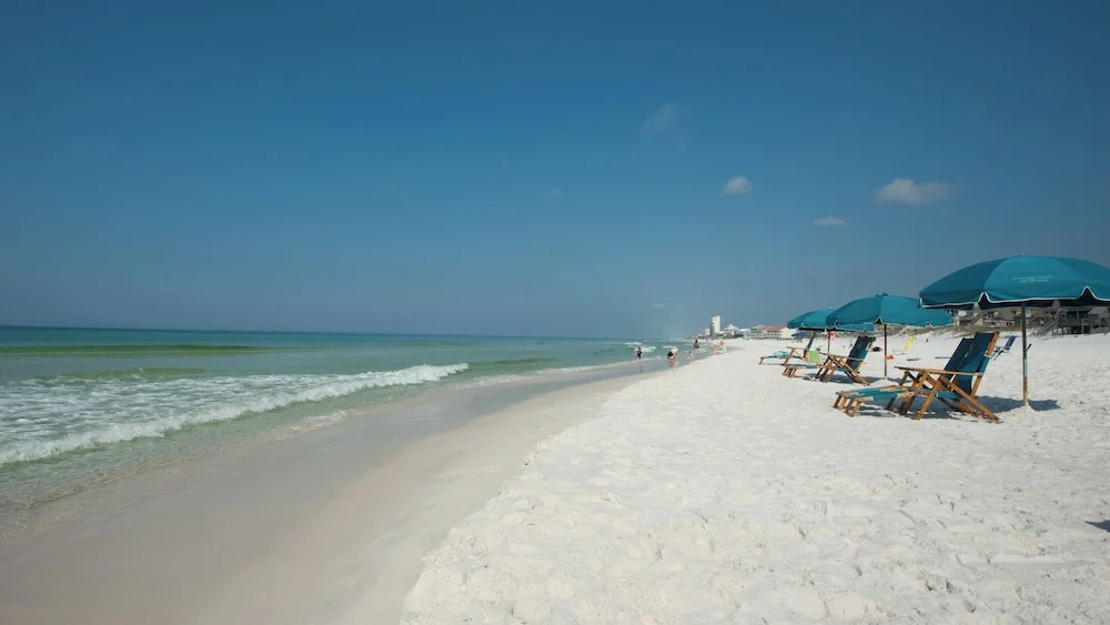 2BR Near Gulf Place w/ Pool, Grill + Free Tickets: Dolphin Cruise & More!