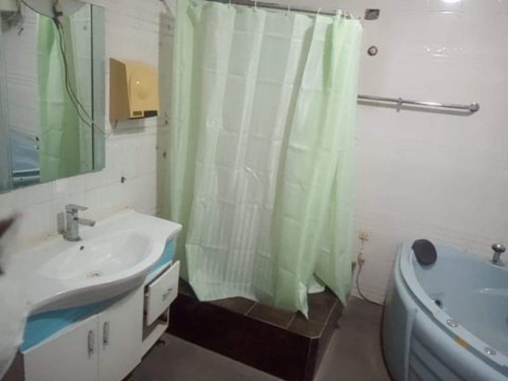 Biggie Hotel and Suites