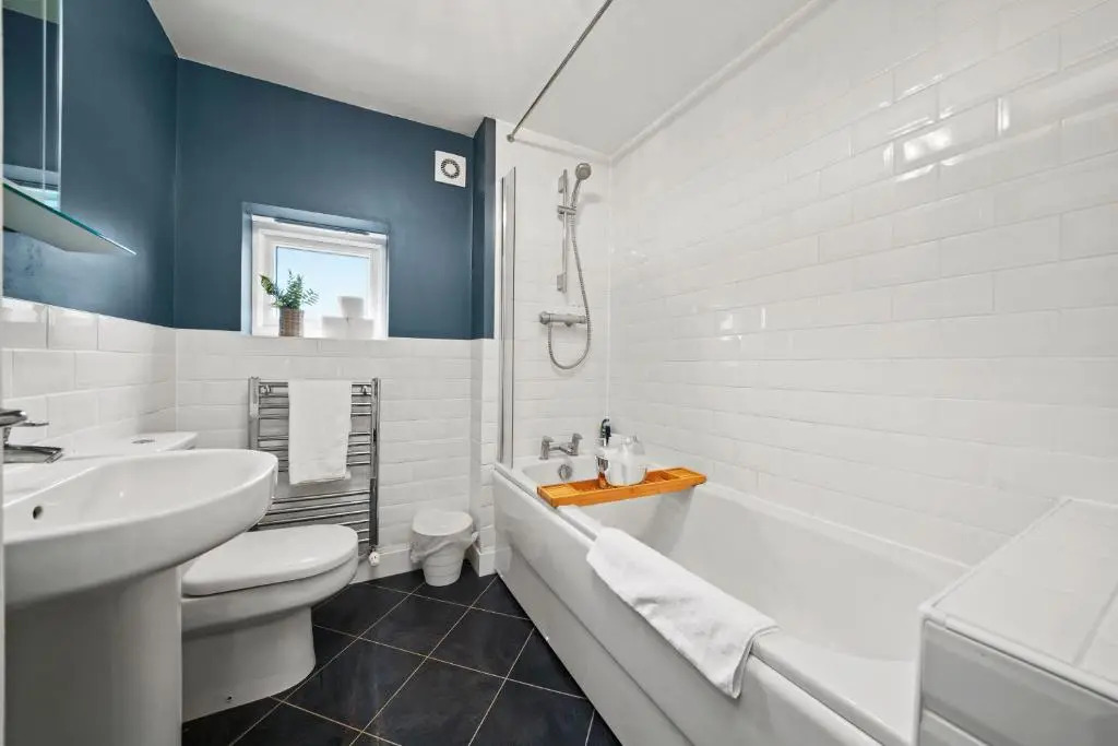 Stylish House with Pool Table, Fast Wifi, Smart TVs with Netflix, Free Parking and Garden by Yoko Property
