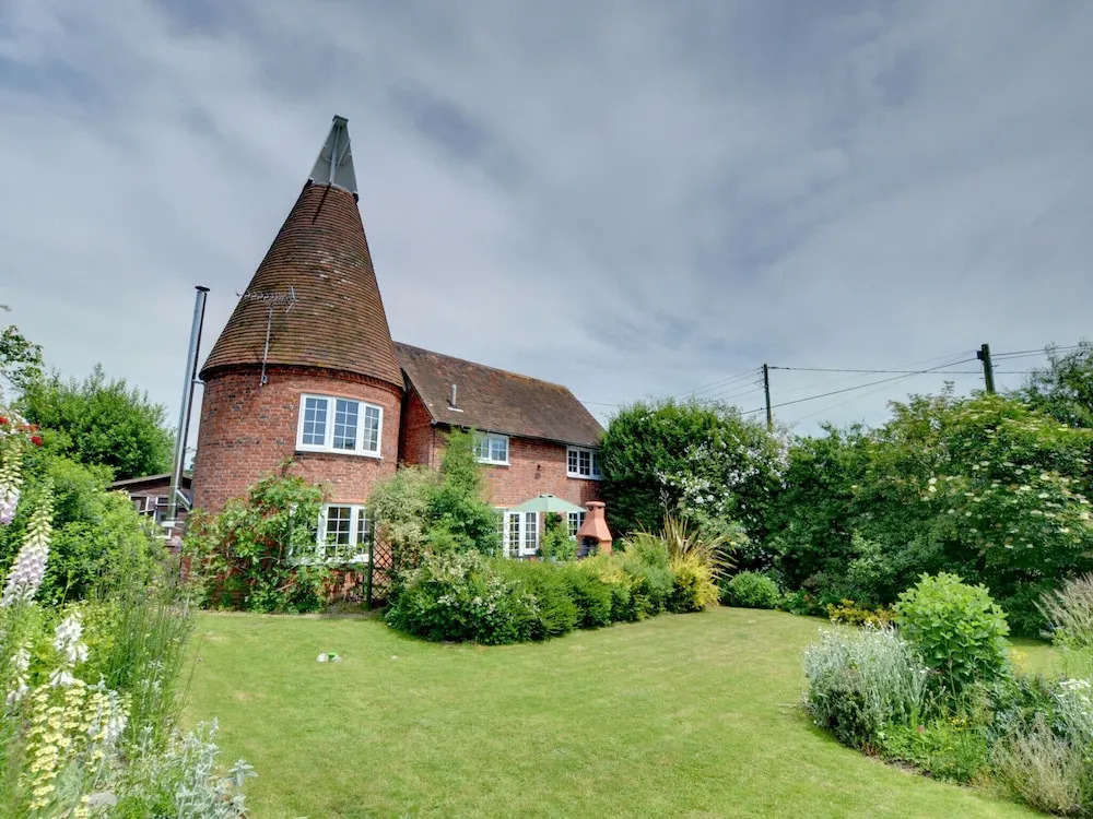 Vintage Holiday Home in Woodchurch With Parking