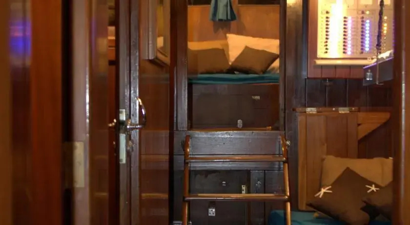 Boat Sea Dreams Charter
