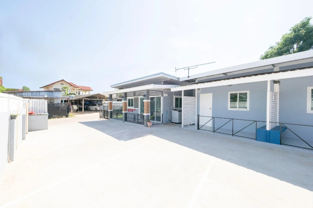 OYO 75383 Danthip Place