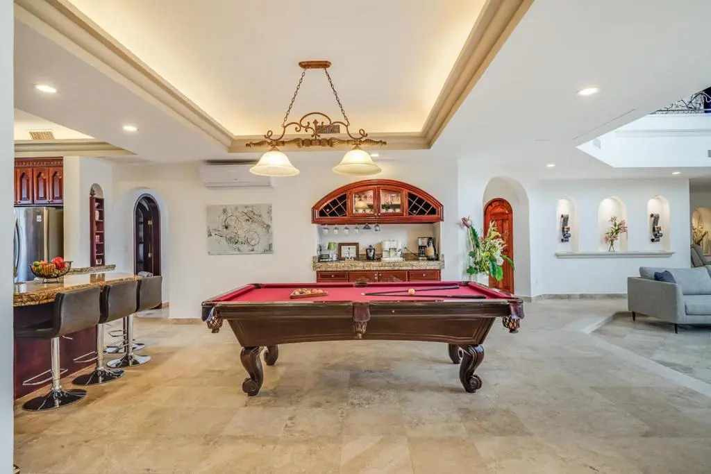 Lagoon & Beach Steps Away 5-bdrm Villa Elegancia