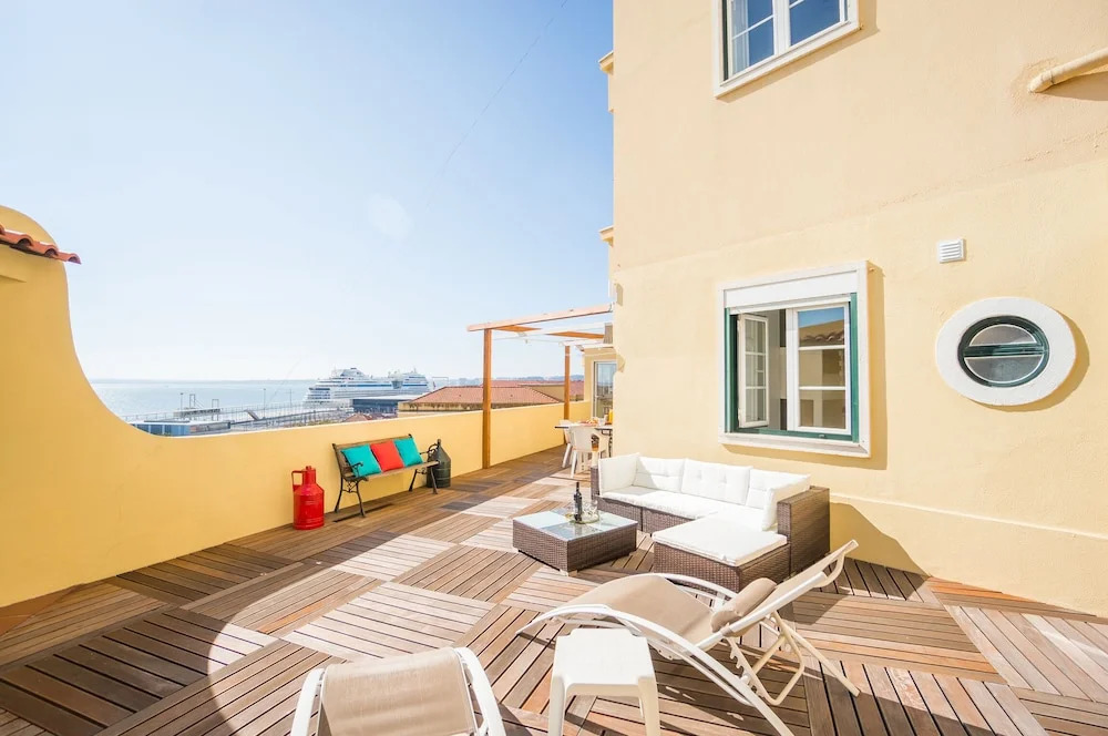 Panoramic Tagus River Terrace Apartment in Alfama
