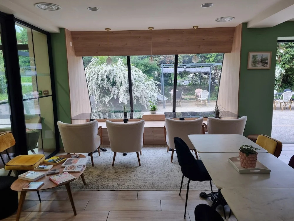 Ninas Hideaway Hotel - Madames Dream