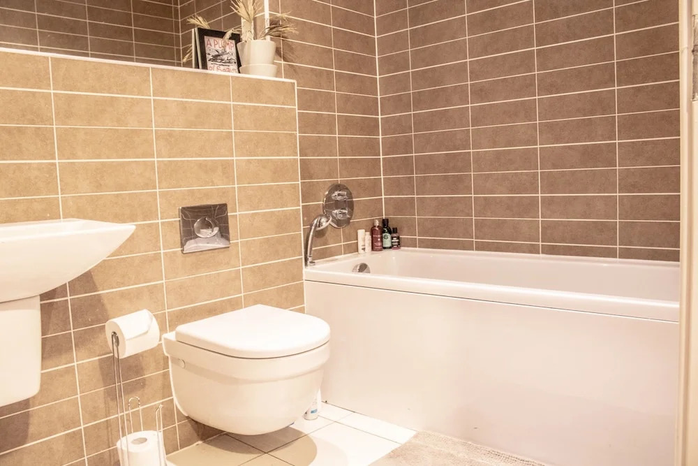 2 Bedroom 2 Bathroom Flat