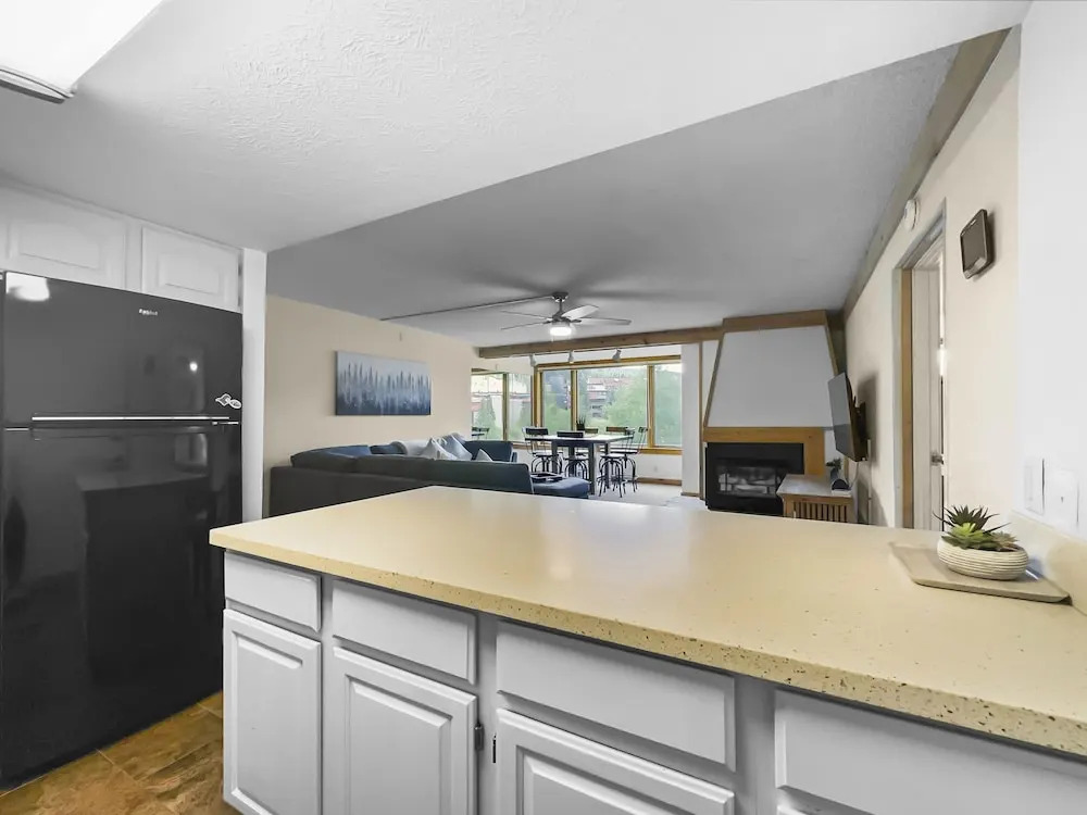 Timeless Classic Ski Condo - SH404 by RedAwning