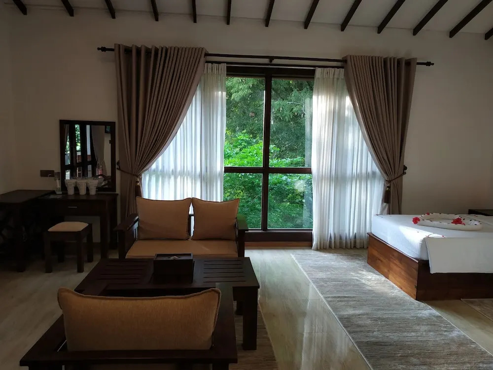 Sigiriya Cashew Palace Resort