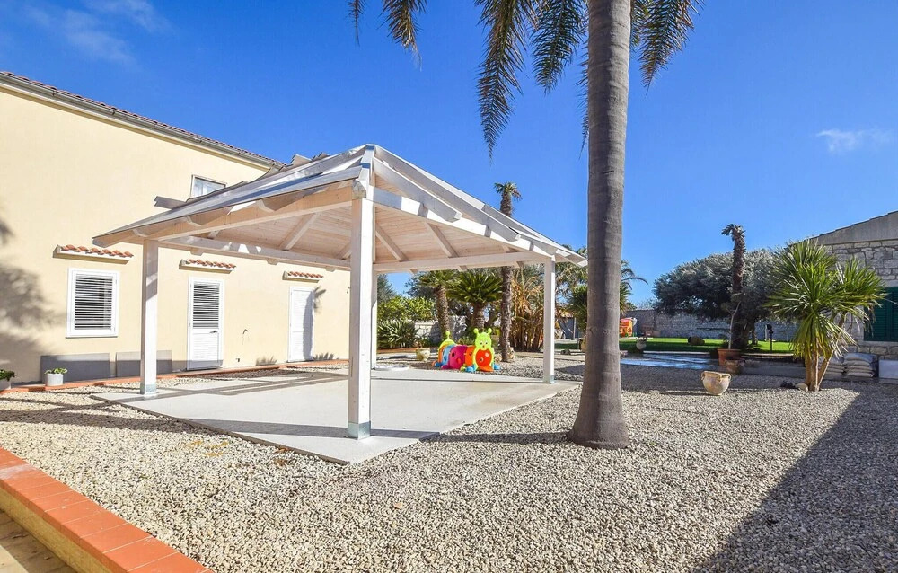Nice Home in Modica With 5 Bedrooms, Outdoor Swimming Pool and Swimming Pool