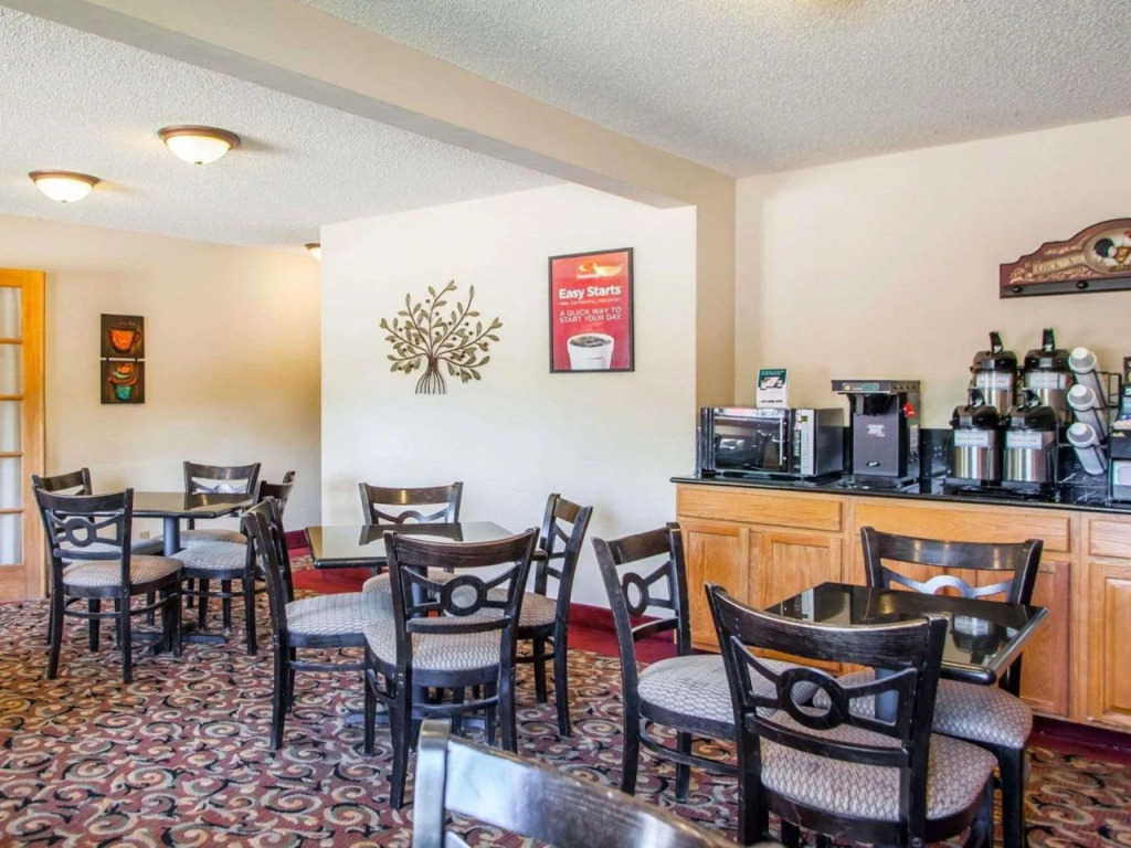 Clarion Pointe Bettendorf - Quad Cities