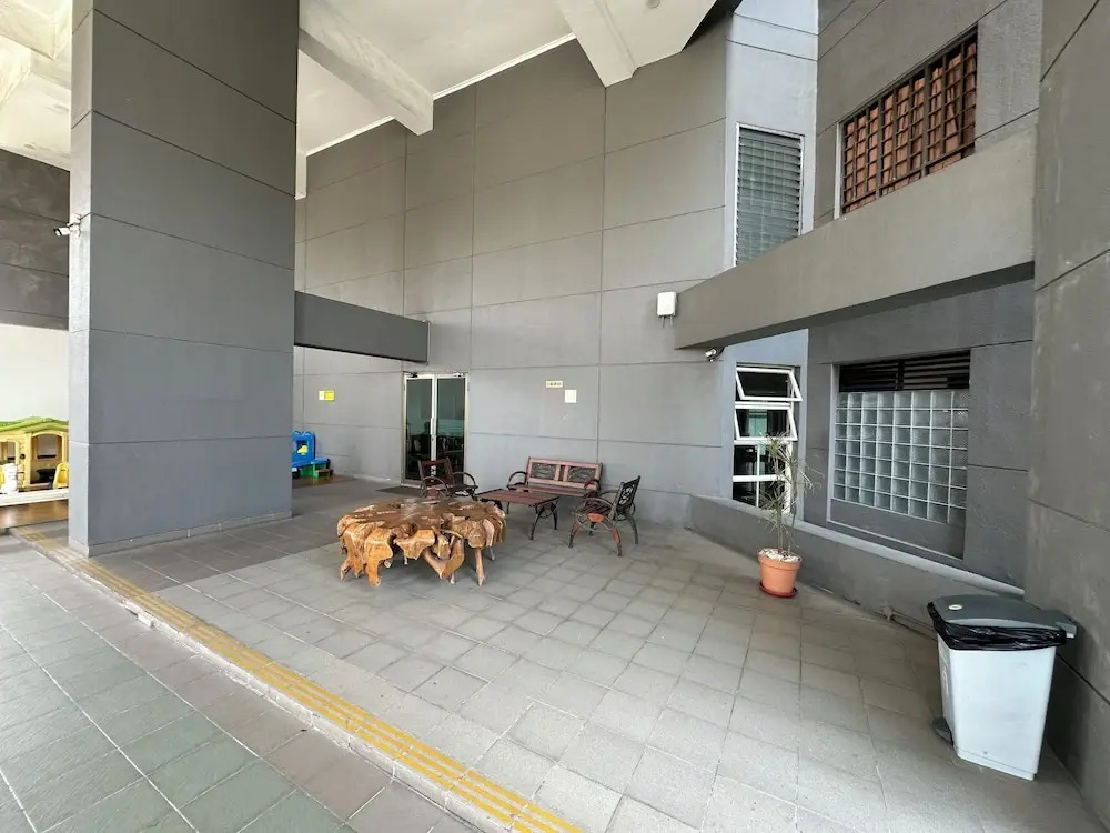 Modern Look With Wooden Accent 3Br At Kondominium Puncak Marina Apartment