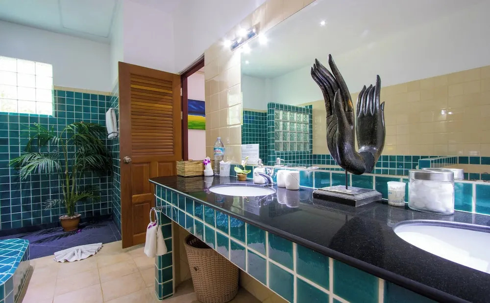 Luxury Four Bed Villa Jasmine, infinity pool, full staff , chef and breakfasts