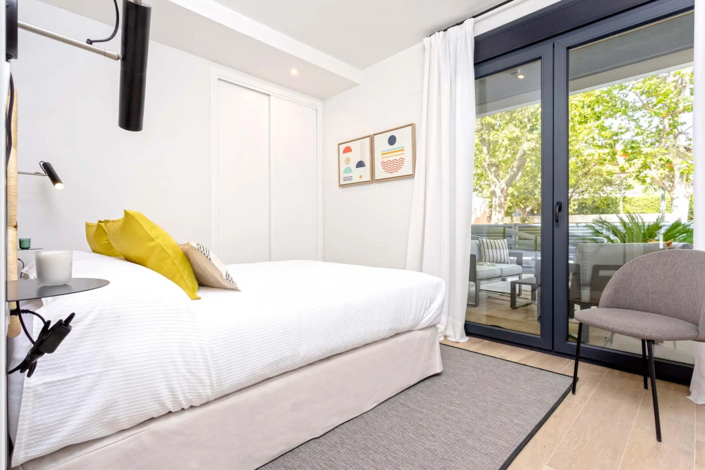 Modern 1BD apartment with terrace, pool and parking. Arruzafa I