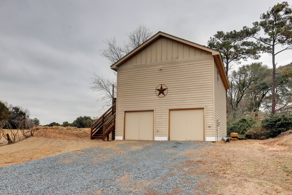 Kitty Hawk Apartment w/ Hot Tub - 1 Mi to Beach!