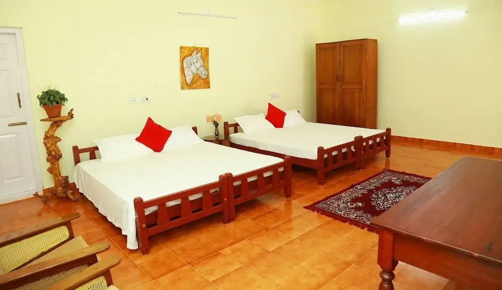 Deluxe Twin Room In British Bungalow
