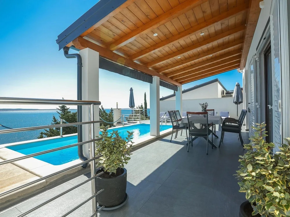 Luxury Apartment with heated pool in Starigrad