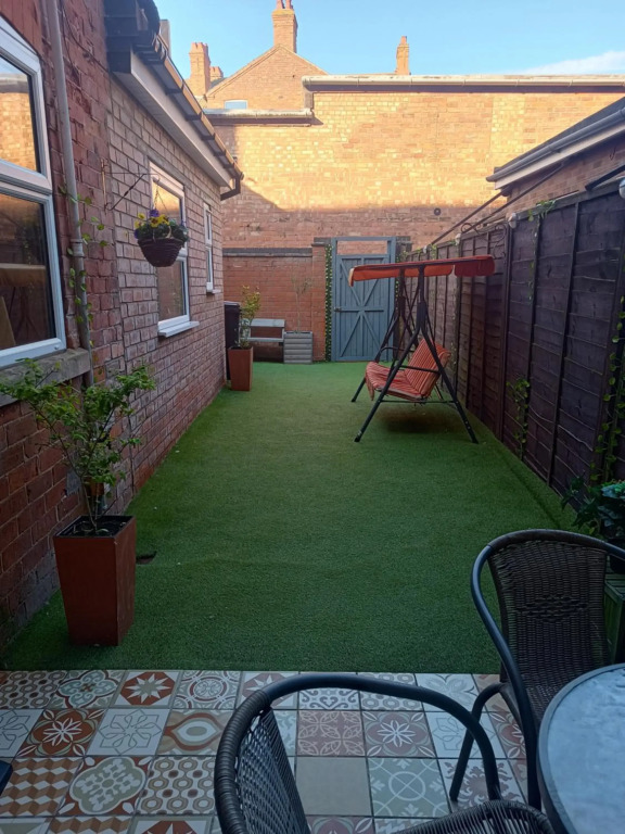 Beach Apartment - Sleeps 4, Garden & Parking