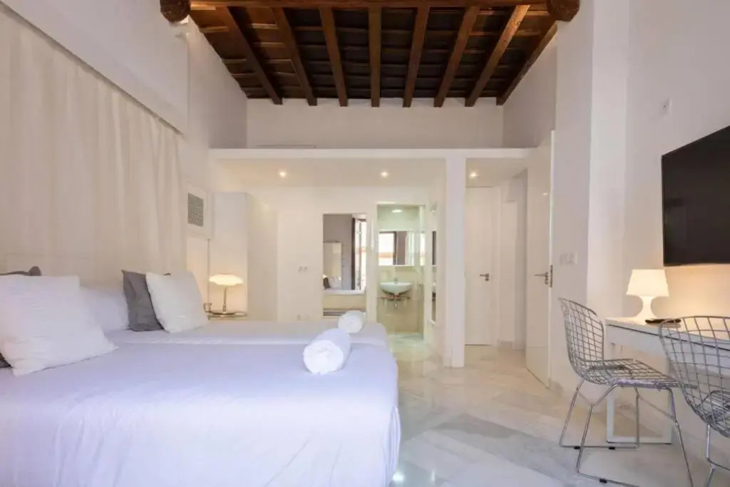 Hernando Colon Deluxe Suite by Valcambre