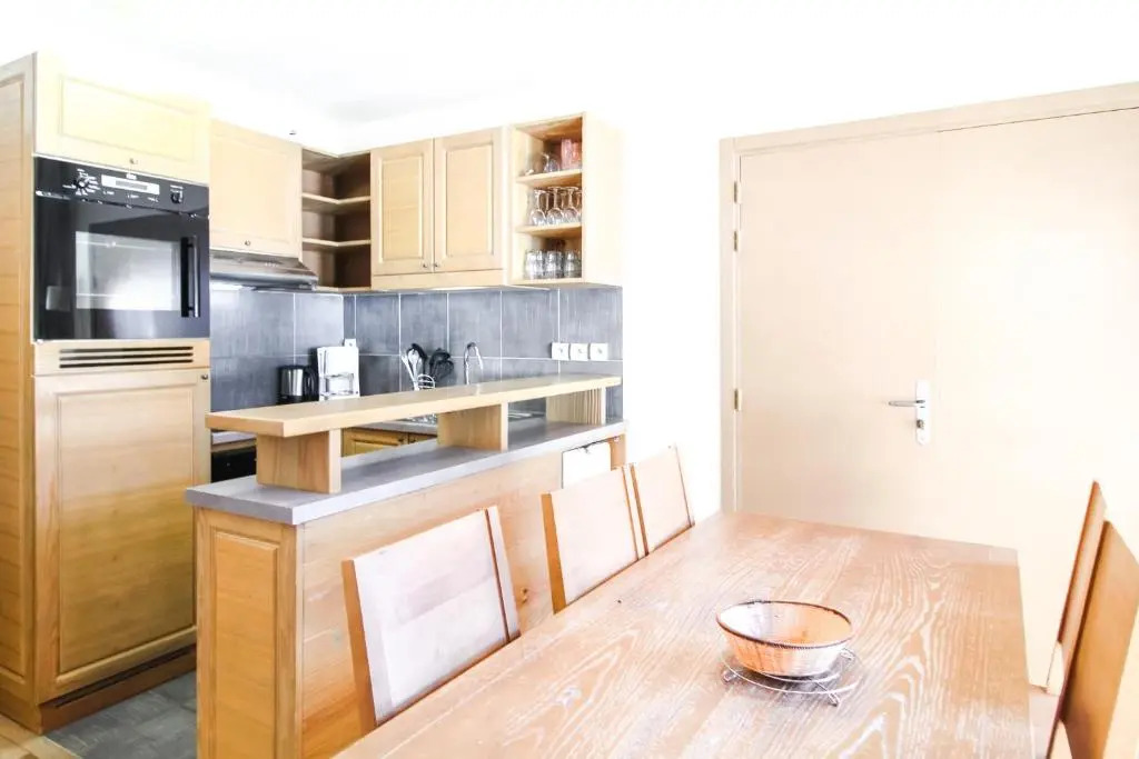 Charming 6th-floor 2-bedroom apartment with fireplace